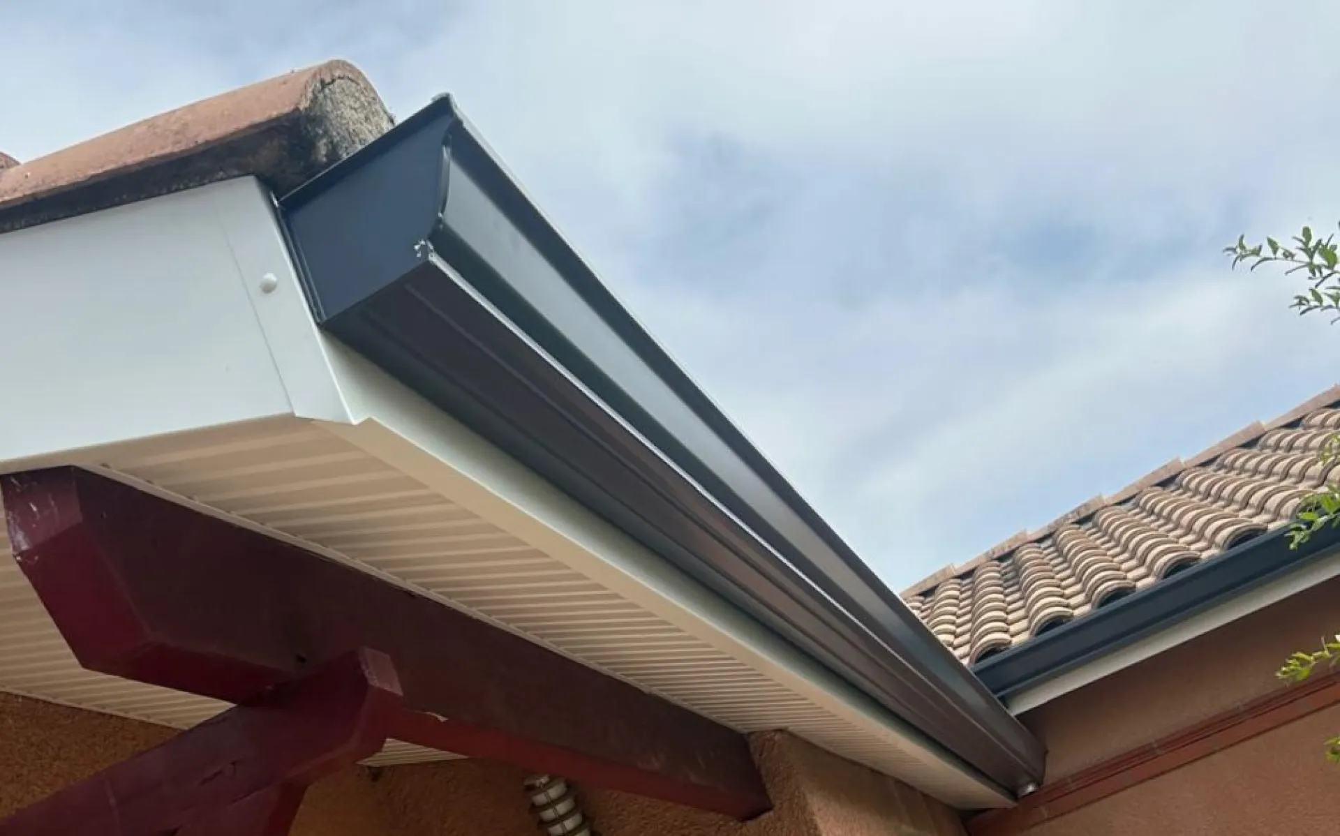 gouttieres et planche de rives aluminium et lambris pvc à frousins