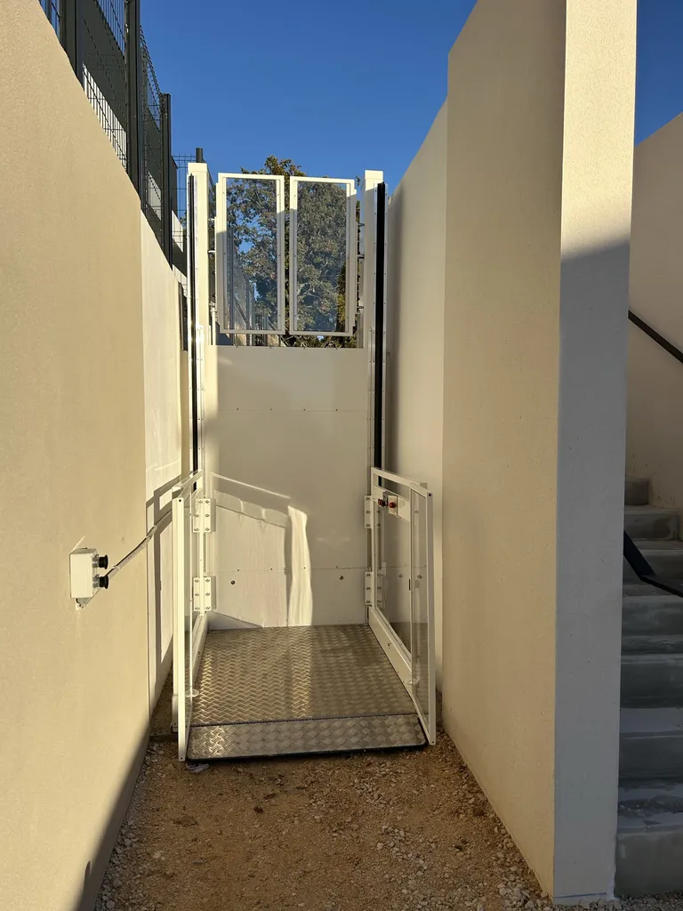 La plateforme élévatrice verticale Strategos s'intègre harmonieusement à son environnement au domaine de Bellepeire aux pennes Mirabeau près de Marseille