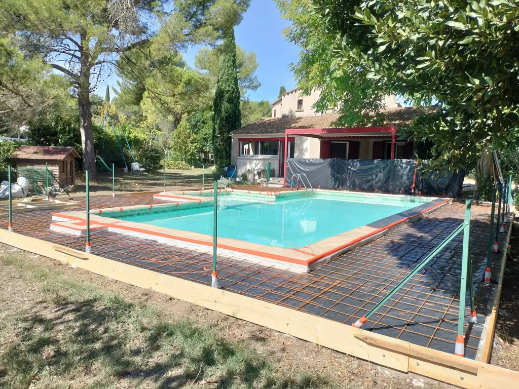 Réalisation de béton brut avec coffrage, ferraillage et joints de fractionnement pour terrasse avec moquette  de pierre par dessus à Castelnau