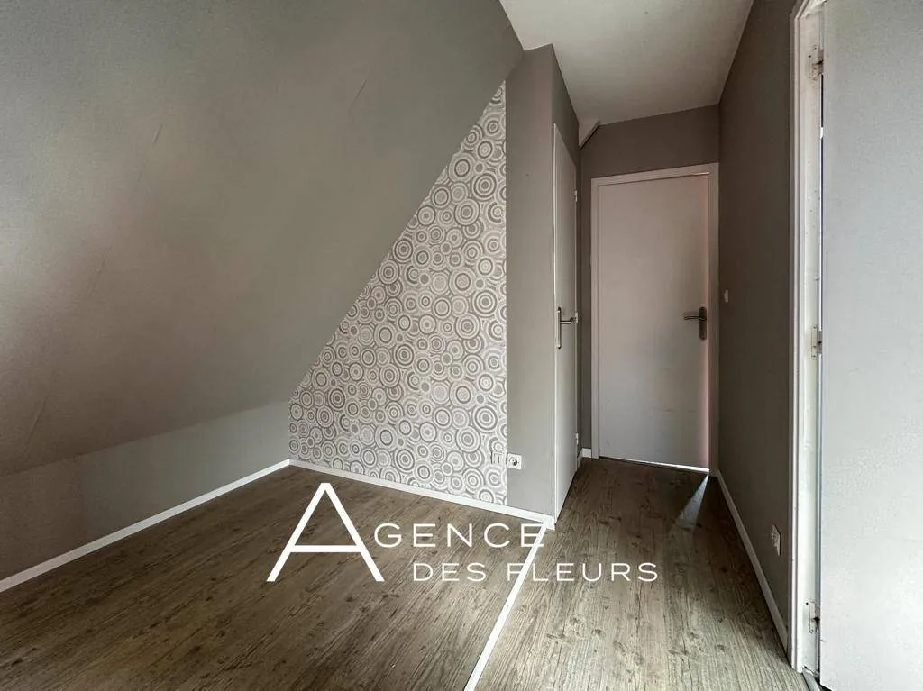 A vendre maison traditionnelle de 120 m² édifiée sur un terrain de 1000 m² commune de ST PIERRE DES FLEURS 27370