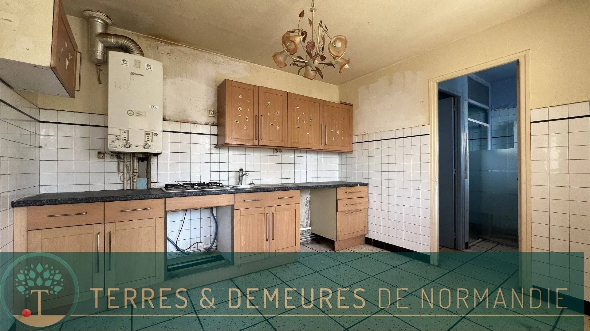 Maison individuelle des années 40 de 95m², 2 chambres, jardin clos arboré 325m², en bon état structurel mais à rénover entièrement, située à Eu 76260.