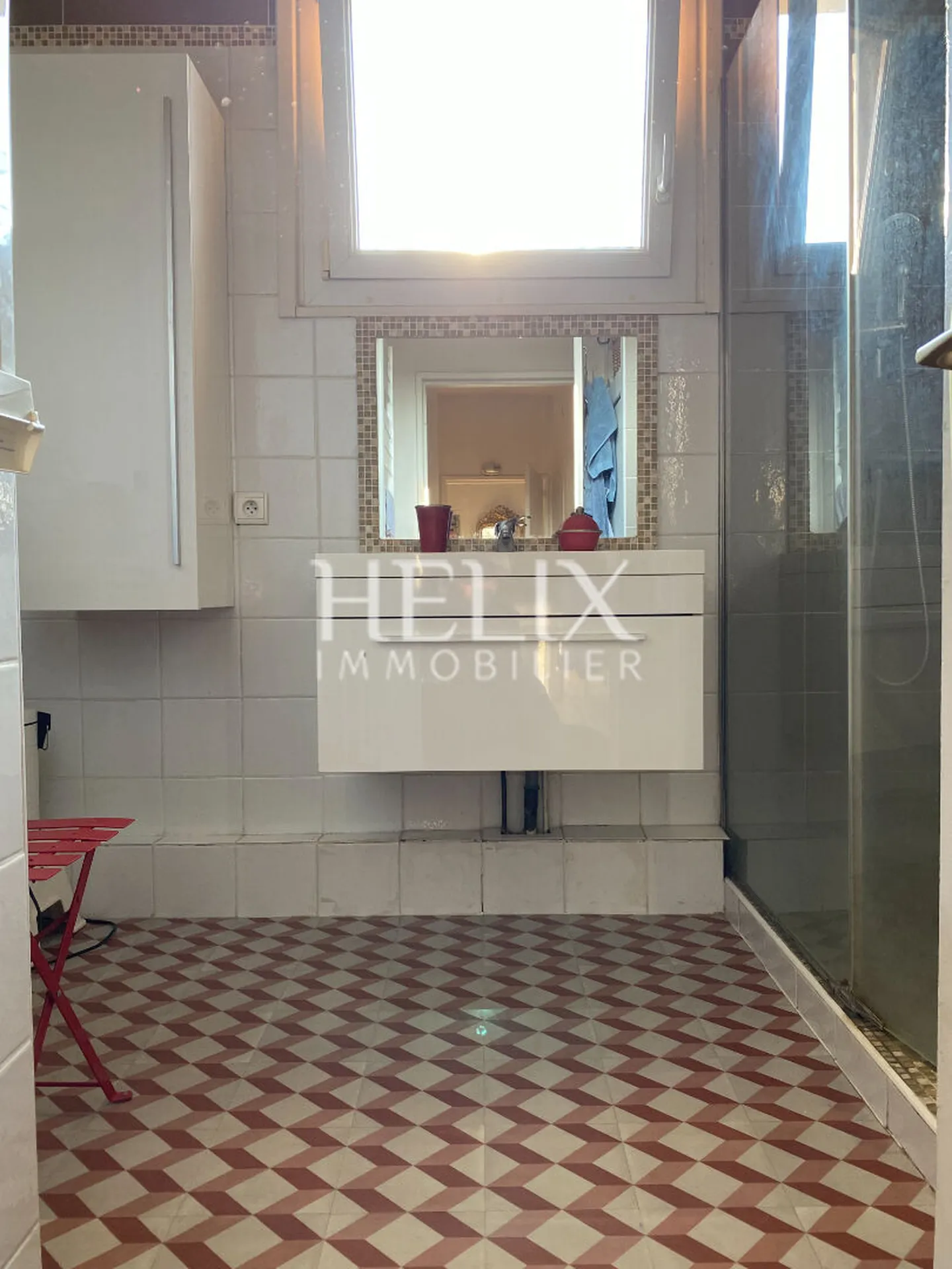 Belle appartement familial de 83m2, très lumineux, au dernier étage d'un immeuble en pierre de taille à l'entrée du parc de Maisons Laffitte comprenant un séjour exposé sud, 3 chambres  et un bureau.