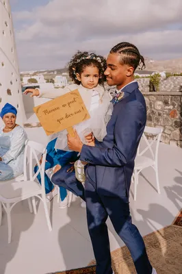 Mariage d'un couple française lors d'une cérémonie symbolique sur une terrasse avec vue sur la mer à Santorin