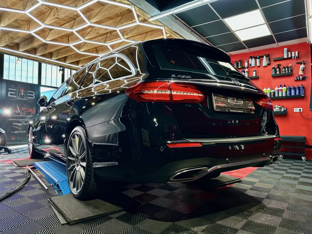 Mercedes E400 – Préparation esthétique haut de gamme & traitement céramique professionnel à Lyon et alentours 