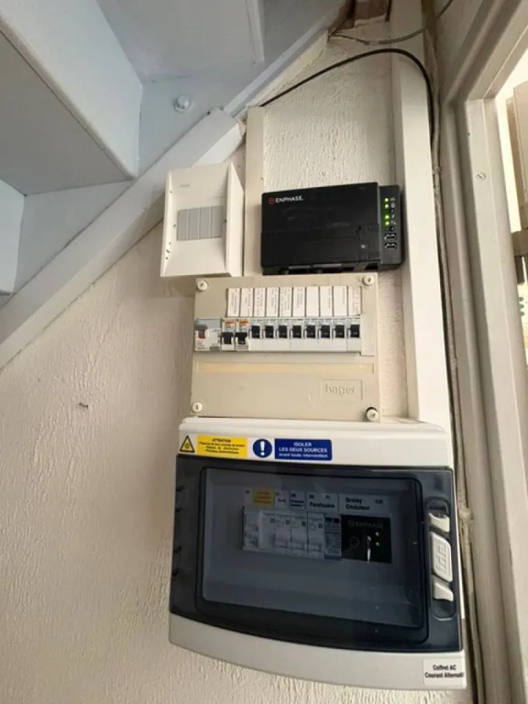 Installation de 6 panneaux solaires DualSun 500W sur toiture en tuiles mécaniques avec onduleur Enphase à Aubagne pour réduire sa facture d’électricité