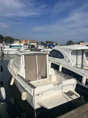 Vente d'un bateau à moteur Rodman 700 d'occasion équipé d'un moteur in-bord Volvo Penta 150 CV disponible à La Londe les Maures près de Toulon
