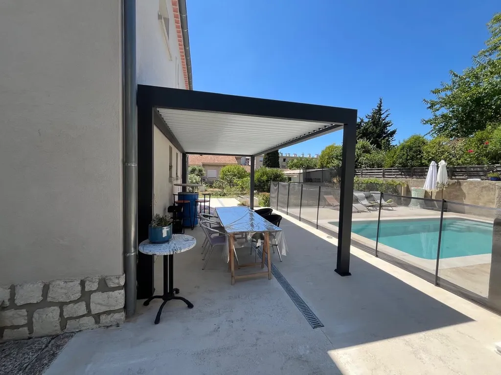 Mise en place d'une Pergola Bioclimatique Marquises modèle IZI sur Sausset les pins
