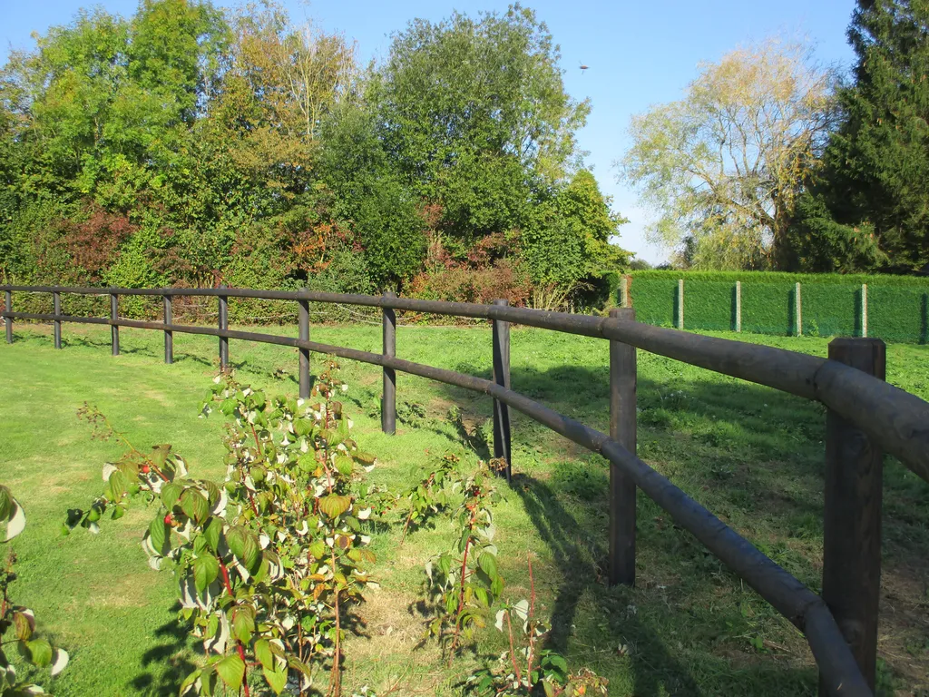 Installation de Clôture en Rondins de Bois Traité, Modèle Rustique pour Parcs et Terrains à Caudebec en Caux en Seine-Maritime 76 et Rives-en-Seine