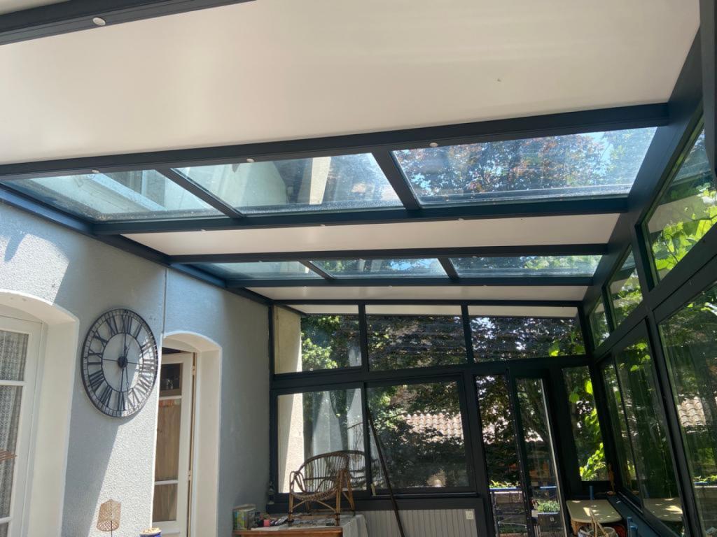 Véranda sur-mesure par 3 Baies avec profilés alu gris anthracite et toiture semi-vitrée à Pelussin près de Saint-Chamond dans la Loire