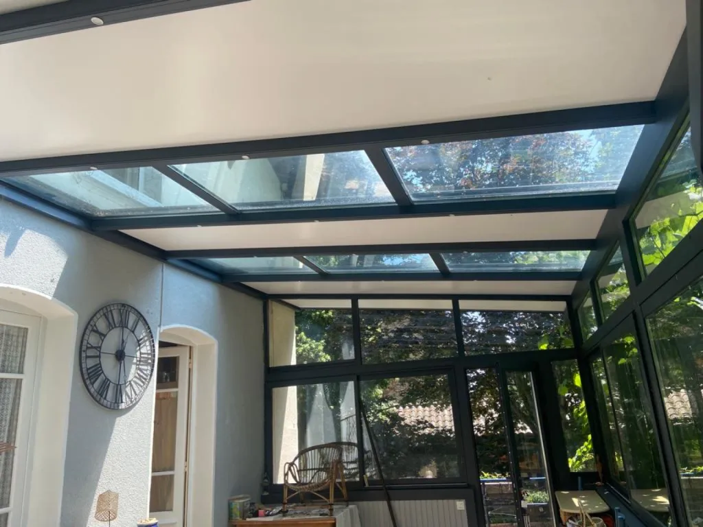 Véranda sur-mesure par 3 Baies avec profilés alu gris anthracite et toiture semi-vitrée à Pelussin près de Saint-Chamond dans la Loire
