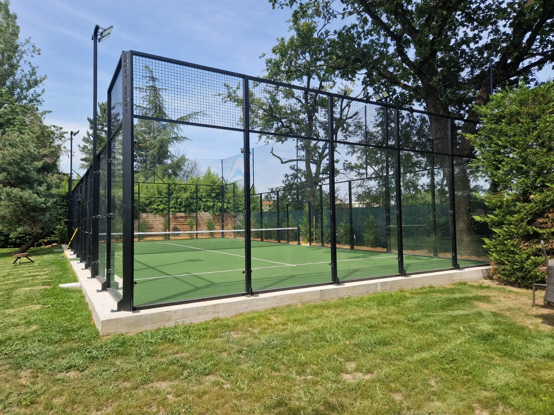 Création terrain de padel avec dalle béton drainante, réseaux et aménagement paysager complet à Chaponost
