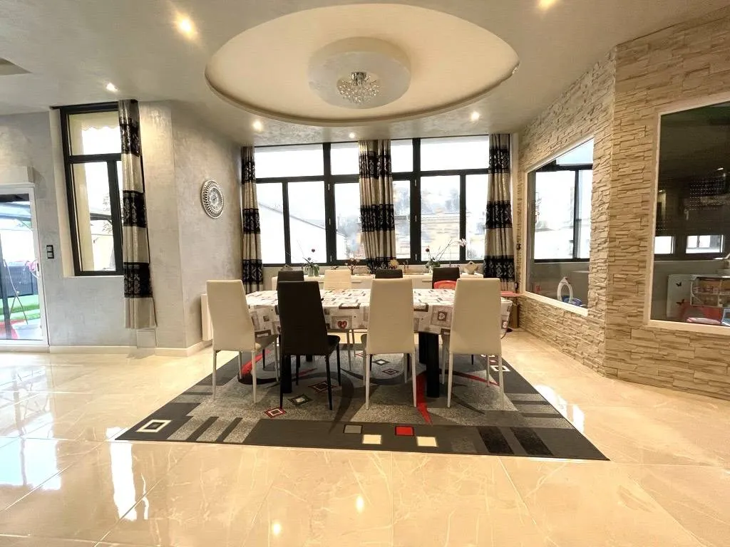 comprenant deux salle de bains