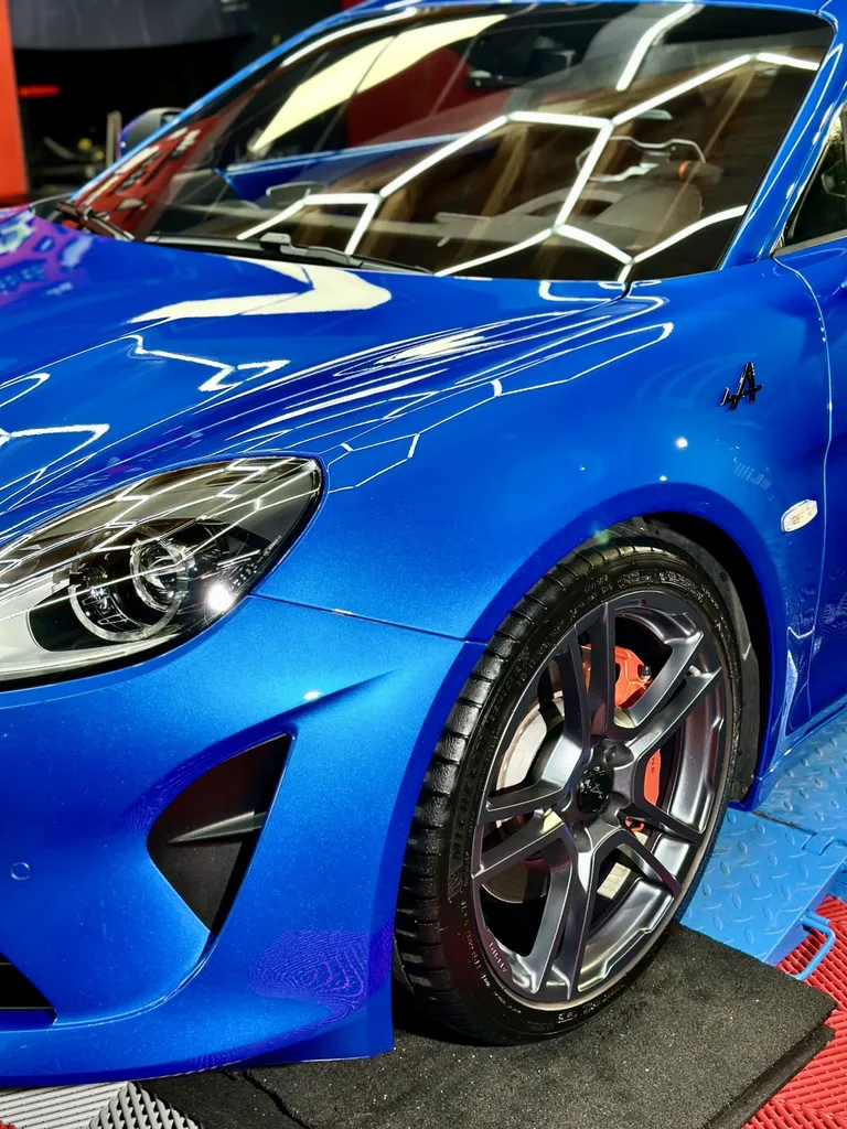 film de protection PPF alpine A110 Lyon traitement céramique protection carrosserie voiture de sport