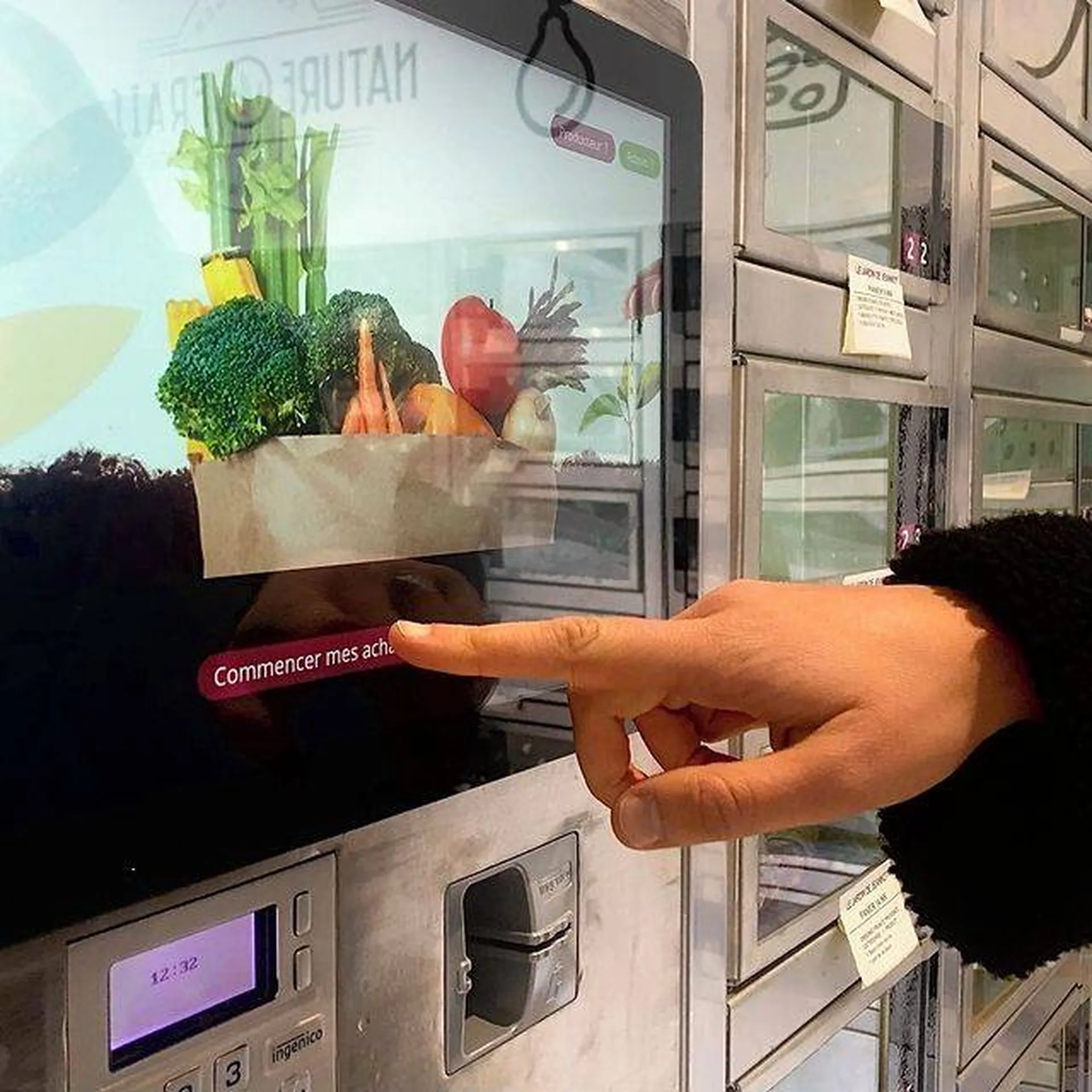 Distributeur automatique de fruits et légumes frais situé à Marseille aux Terrasses du Port