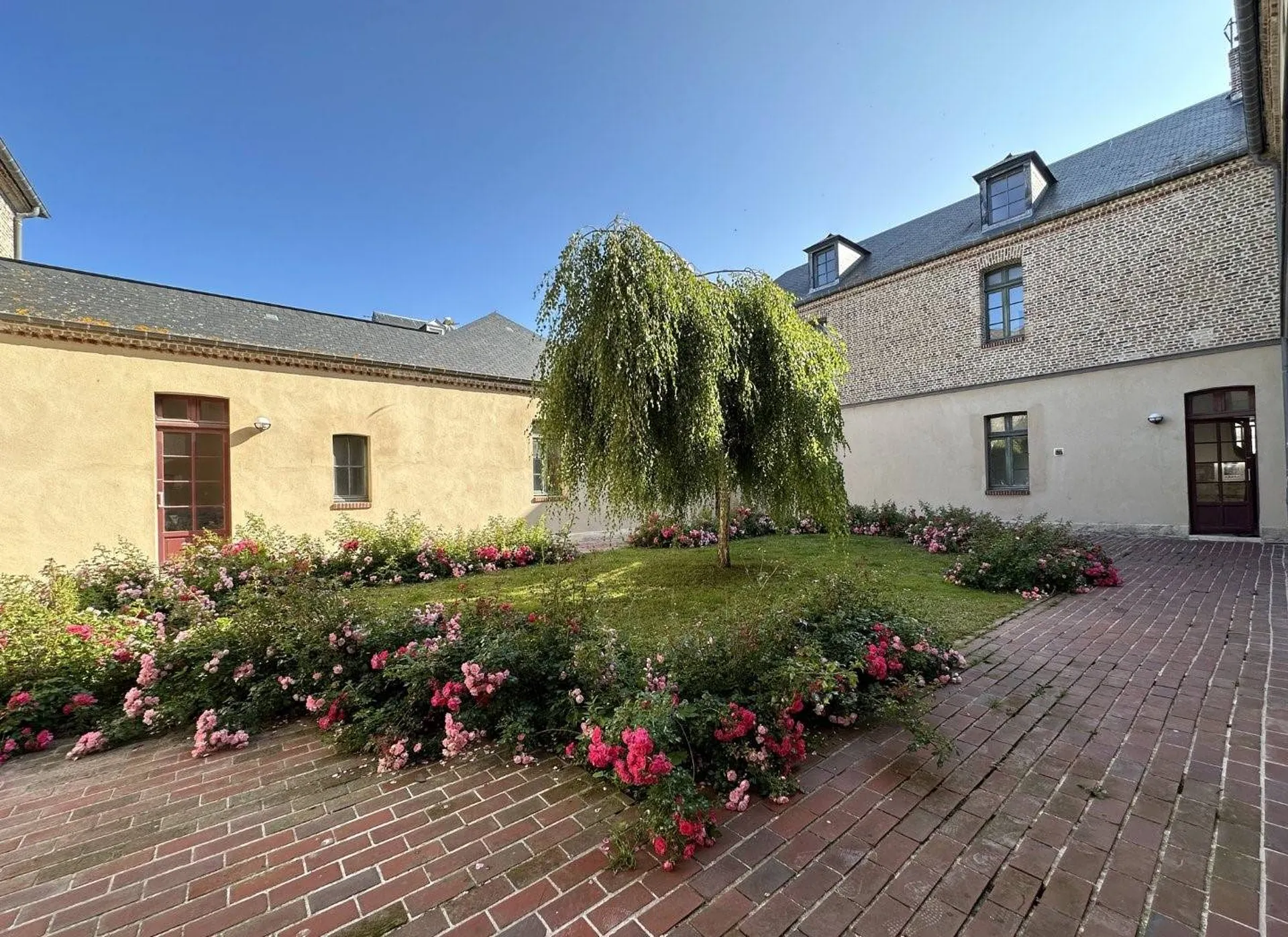 A vendre Appartement en duplex de 59.57m² loi carrez au 1er étage d'une résidence sécurisée avec un emplacement de stationnement privé.