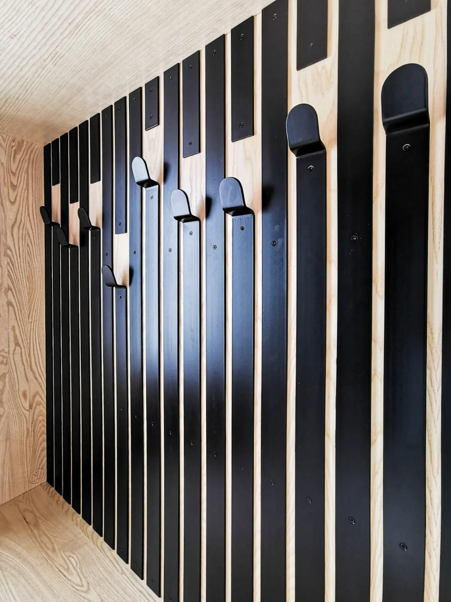 meuble d’entrée avec porte-manteau sur mesure et rangements intégrés à Sampzon