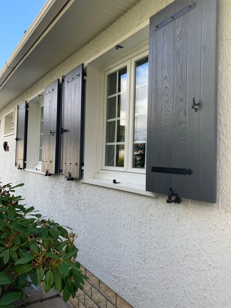 Réalisation d’un chantier de volets battants sans entretien avec l’aspect du bois sur Epouville 