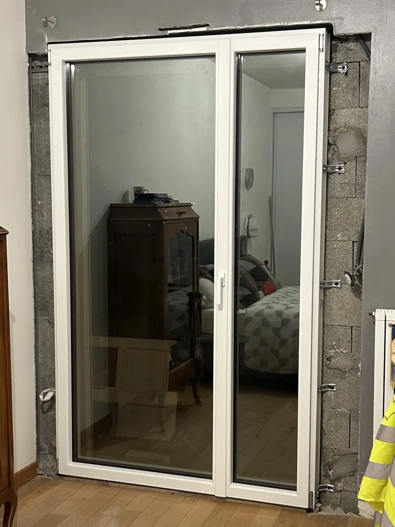 Pose en applique de fenêtres aluminium dans une rénovation énergétique pour améliorer l’isolation et la luminosité à Couzon-au-Mont-d’Or (69)