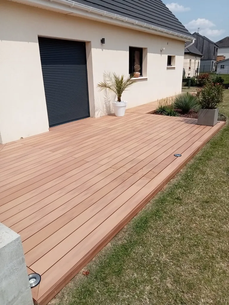 Réalisation d'une terrasse et trottoir en lame composite proche Rouen en Seine Maritime