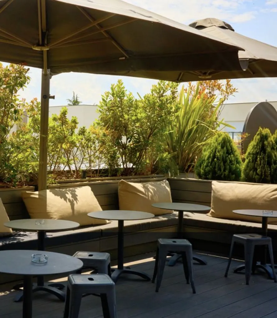 7Rooftop : réserver une table dans une brasserie chic à l'ambiance chaleureuse à Charbonnières-les-Bains dans l'ouest lyonnais