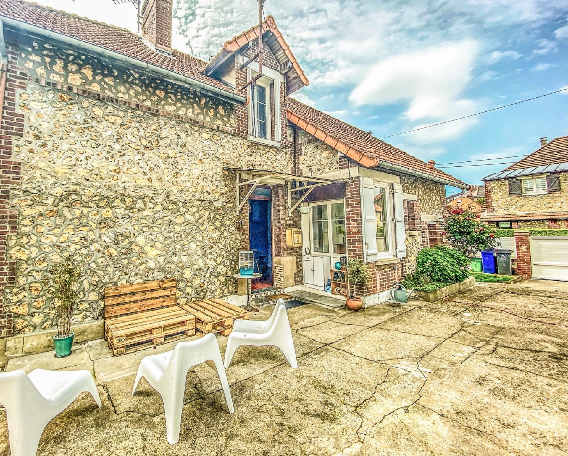 Belle façade avec terrasse ensoleillée