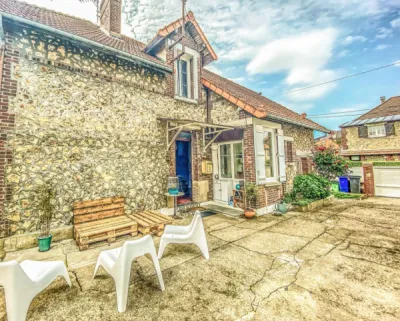 Belle façade avec terrasse ensoleillée