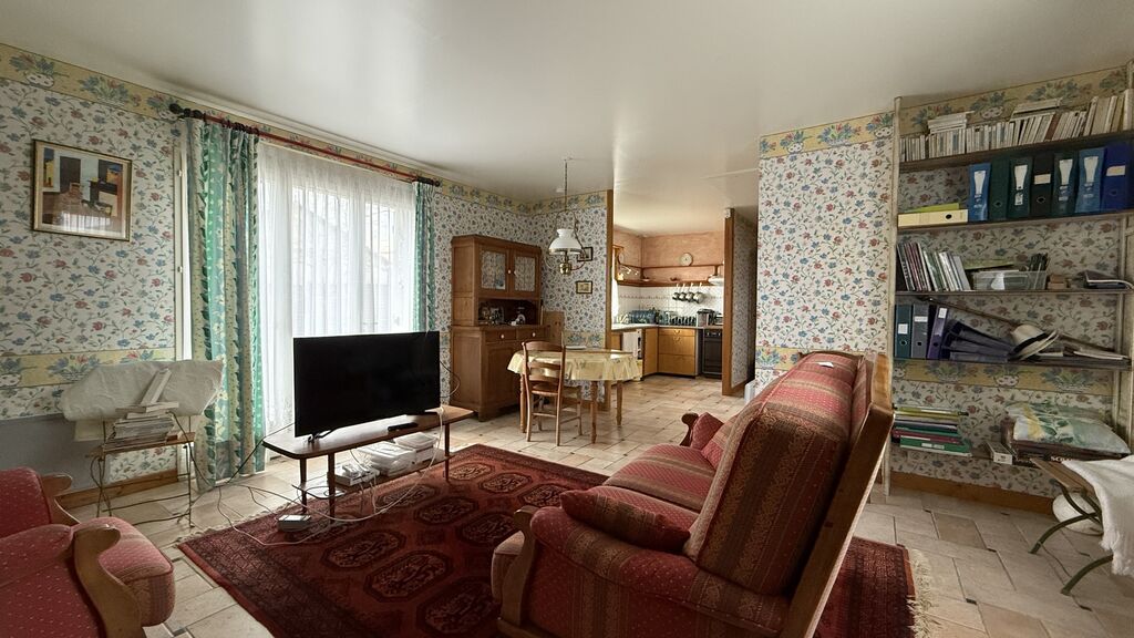 Un second salon de 23 m² avec poêle à bois et toit cathédrale apporte un volume remarquable et lumineux.