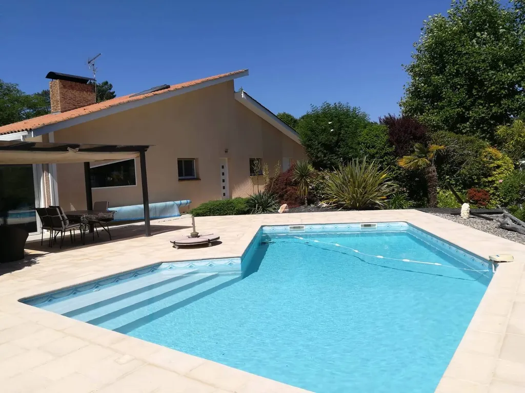 CESTAS , maison individuelle à étage 179m² avec 4 chambres, 2425m² de jardin et double garage