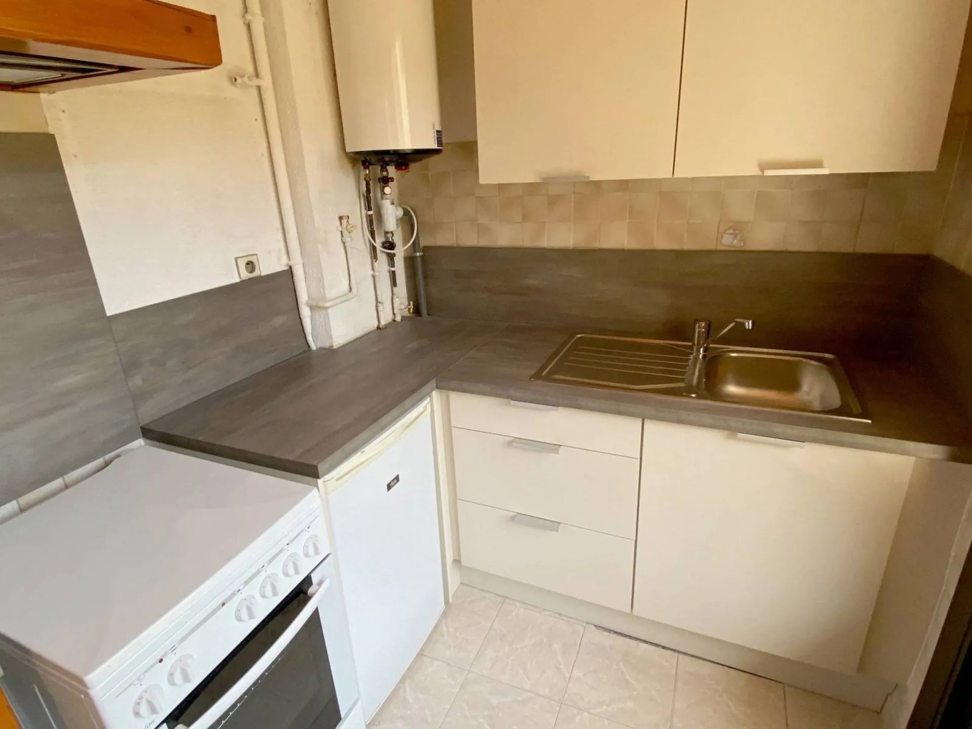 A vendre Carnoux en Provence studio au 1er étage avec balcon et cave 