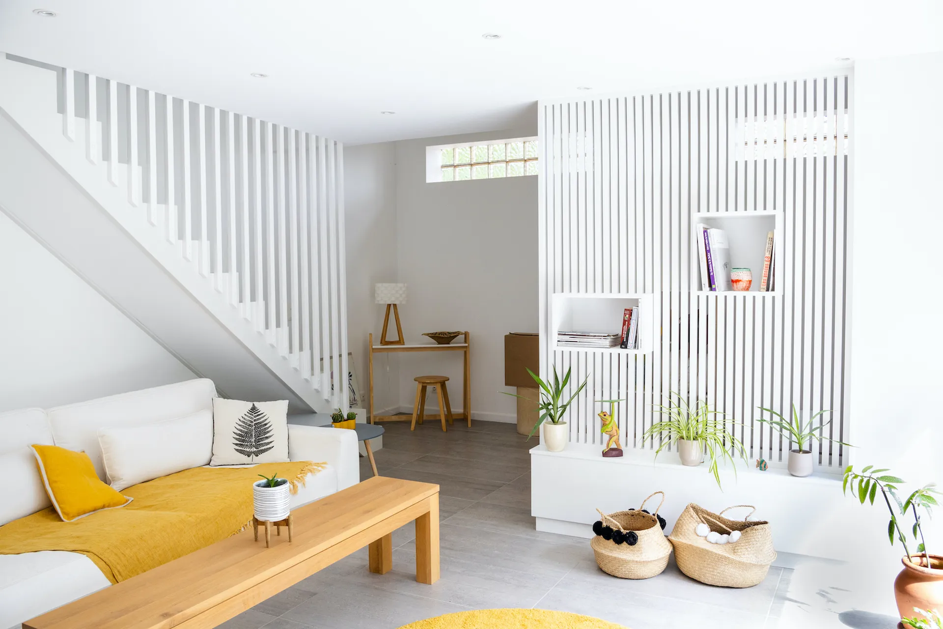 Aménagement sur mesure d’un bureau avec penderie, garde-corps et claustra de séparation de chambre à Aubenas