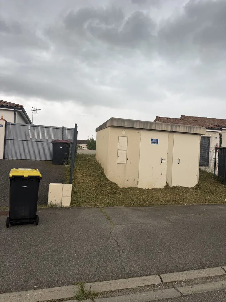 Débroussaillage complet de deux parcelles pour promoteur et constructeur immobilier proche de Toulouse sur une surface totale de 285 m²