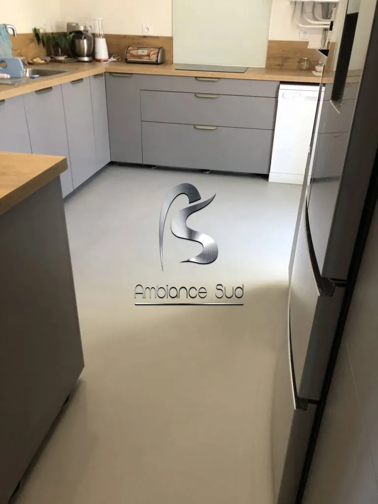 Béton ciré décoratif pour sol intérieur sur carrelage à Toulon Var 83