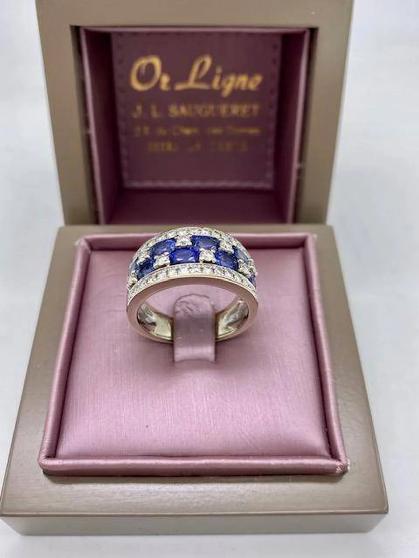 Ou trouver une bague large en or blanc 750/1000ème diamants et saphirs chez Or Ligne bijouterie près de Bordeaux