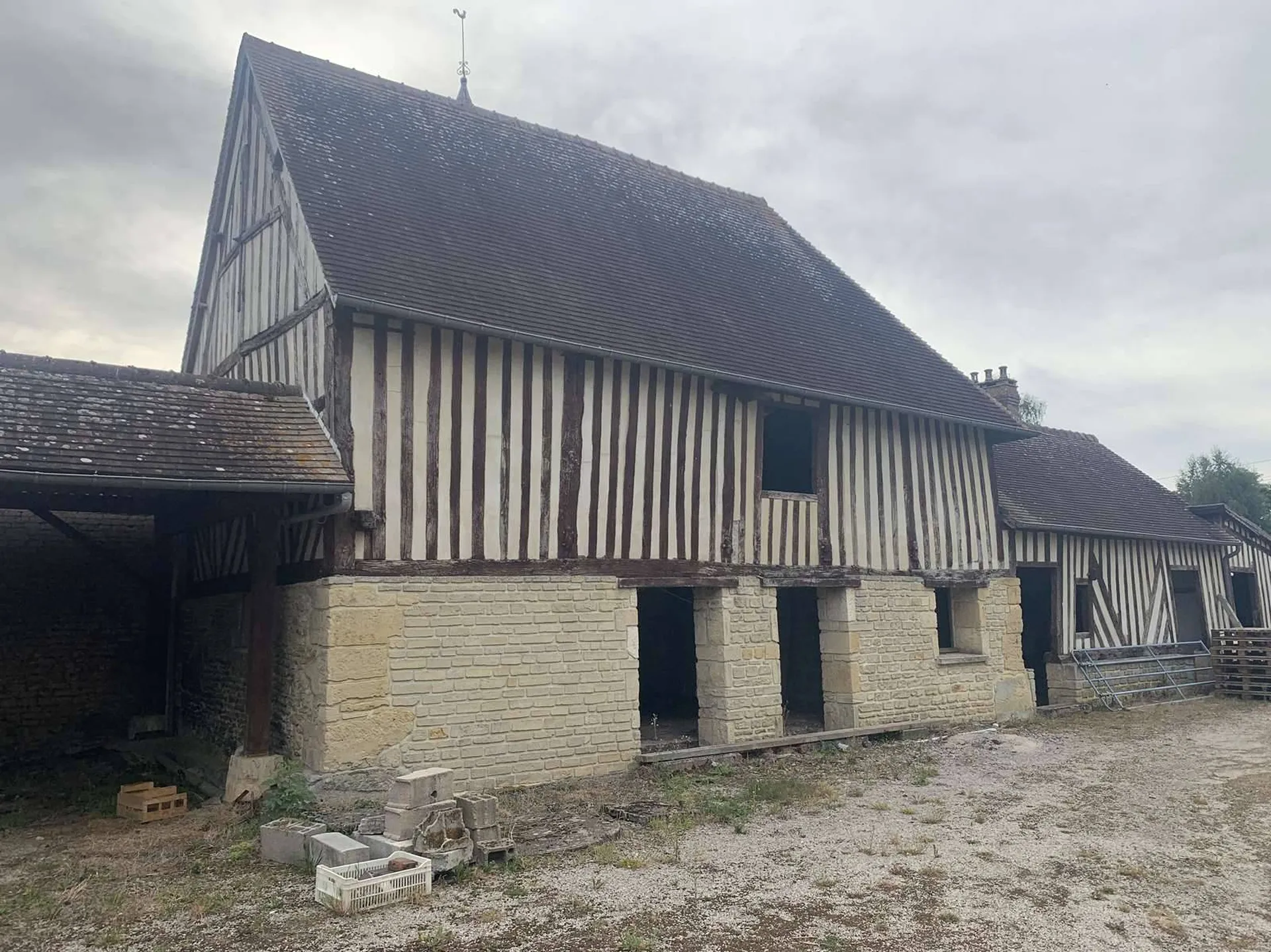 A VENDRE - Dans la région de SAINT PIERRE SUR DIVES (CALVADOS) corps de ferme avec 6 ha 90 a de terrain en bordure d'une rivière