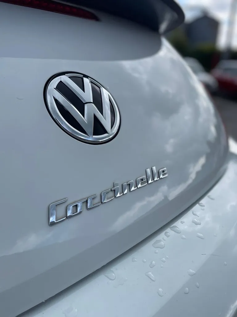 Volkswagen Coccinelle Beetle Cabriolet blanche d'occasion à Goderville proche Le Havre