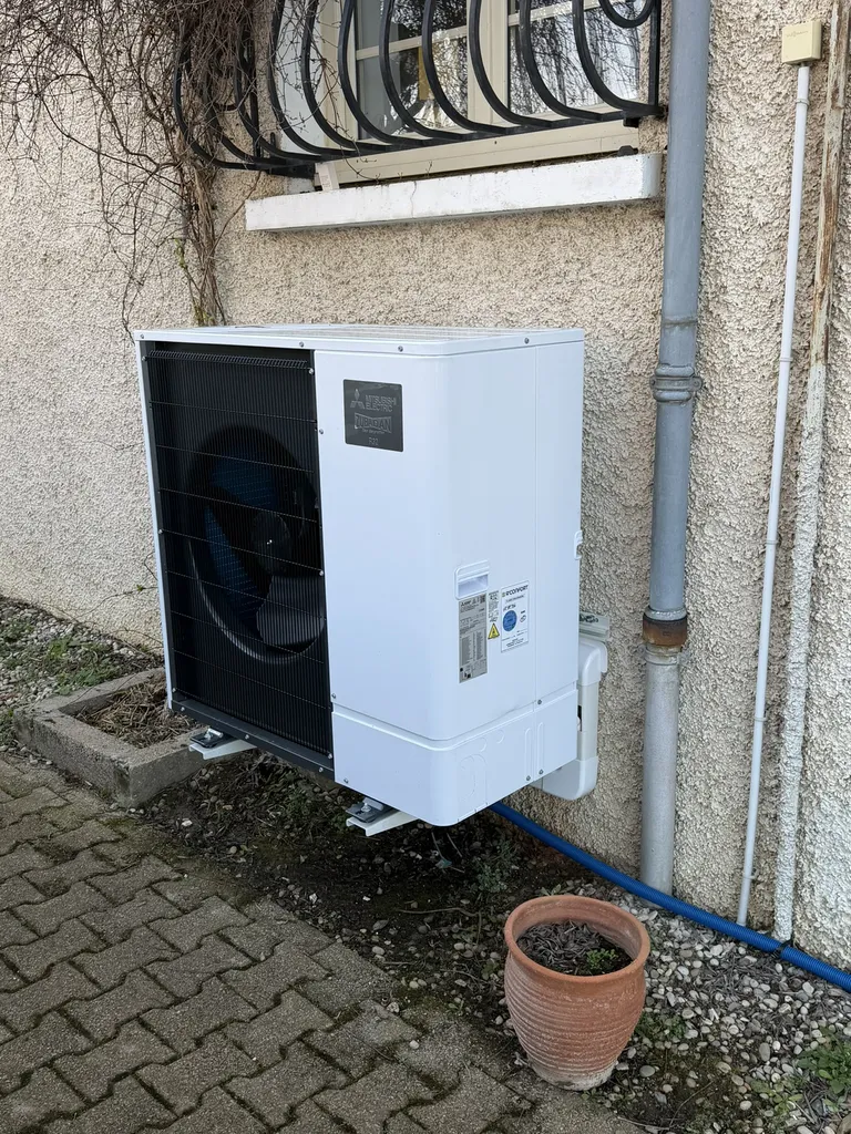 Unité extérieure de pompe à chaleur air/eau installée pour améliorer la performance énergétique d’une maison à Saint-Lager près de Belleville-en-Beaujolais (Rhône 69)