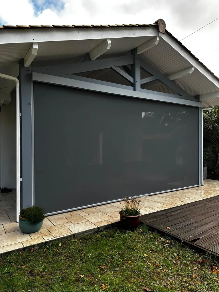 Installation d'un store toile sur mesure avec une motorisation SOMFY pour plus de confort sur Bordeaux
