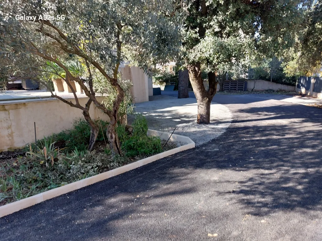 application d'enrobé de bitume noir pour réfection d'un chemin de propriété sur Saint maximin la sainte baume dans ke Var