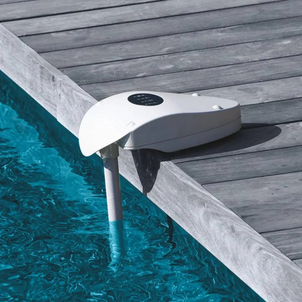 alarme precision posé sur planche au bord de la piscine