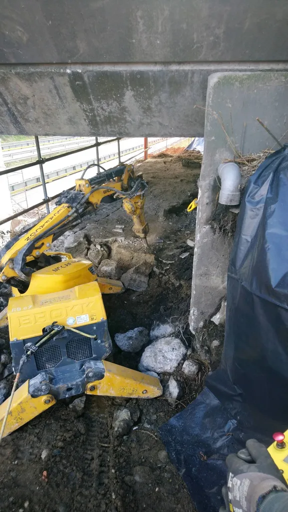 Location d'un robot de demolition pour casser la surface sous un pont à Andrezieux Bouthéon