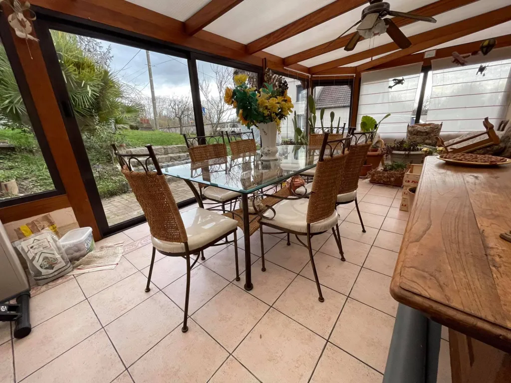 Un séjour donnant sur une spacieuse et lumineuse véranda