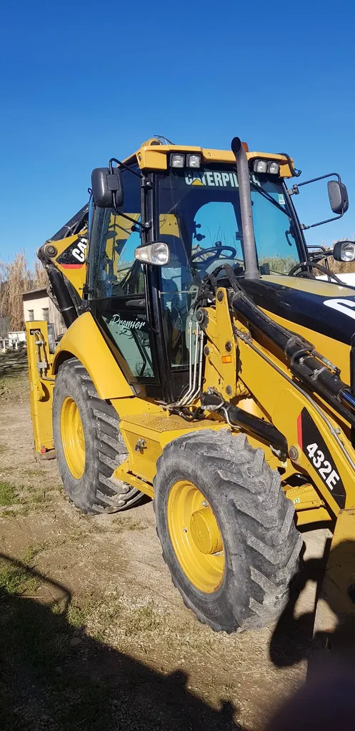 Travaux de terrassement à Pertuis avec tractopelle