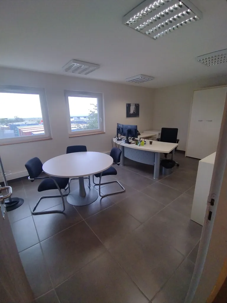 Bureaux à louer, meublés dans zone aéroportuaire de Torremila à PERPIGNAN dans les Pyrénées-Orientales en Occitanie.