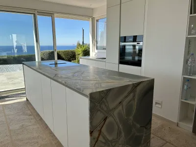 Photo d'une cuisine haut de gamme italienne conçue et installée sur mesure à Bandol dans le 83