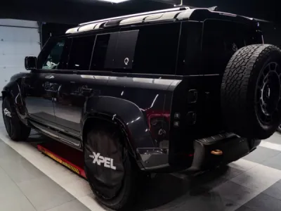 Le film de protection PPF XPEL épouse parfaitement les lignes puissantes du Land Rover Defender Octa Edition One.