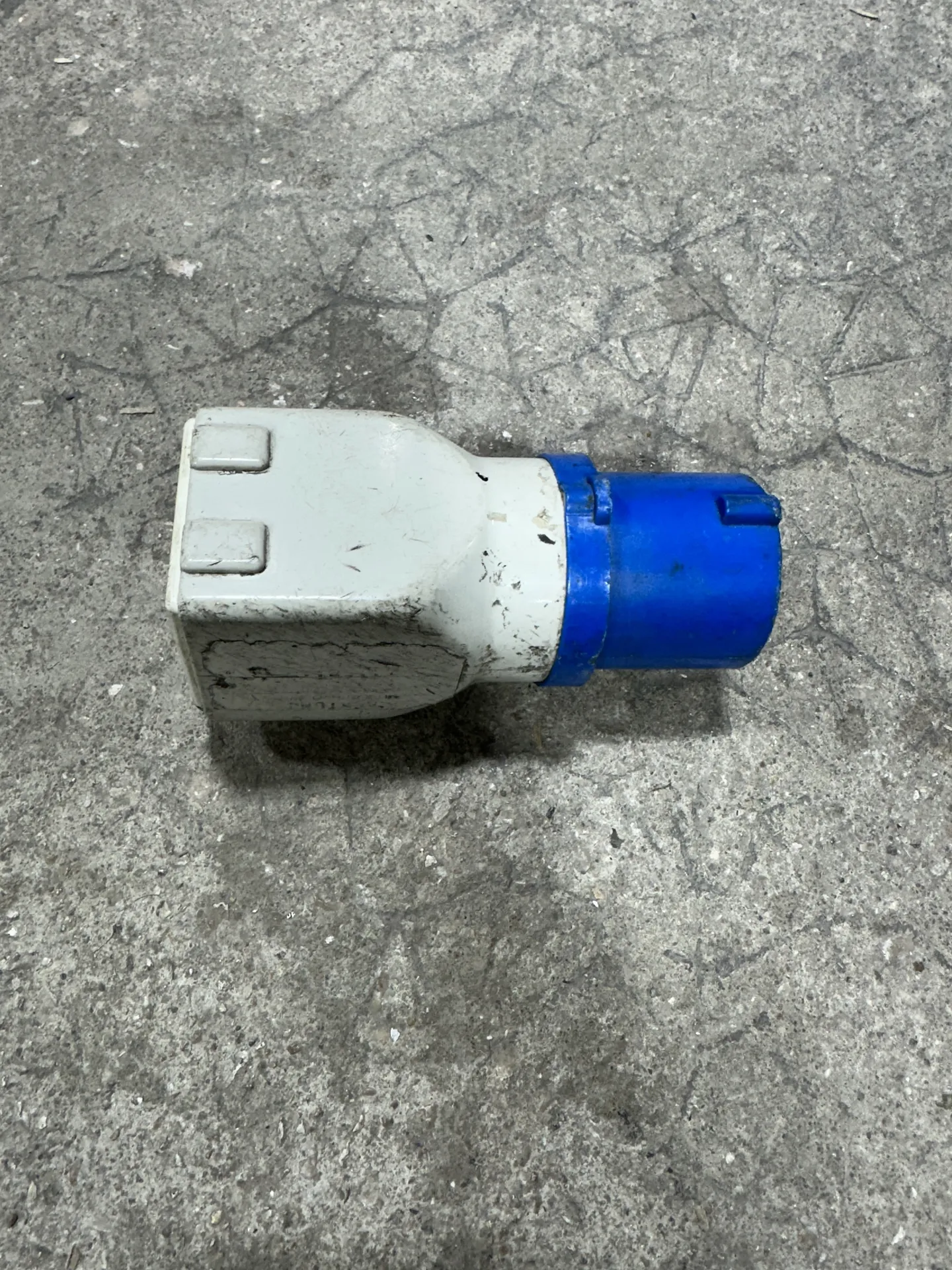 ADAPTATEUR P17 16MONO MALE AVEC UNE SORTIE PC 16MONO