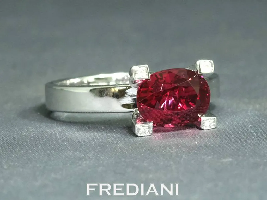 Bague en or blanc sertie d'un spinelle rouge et 4 diamants naturels