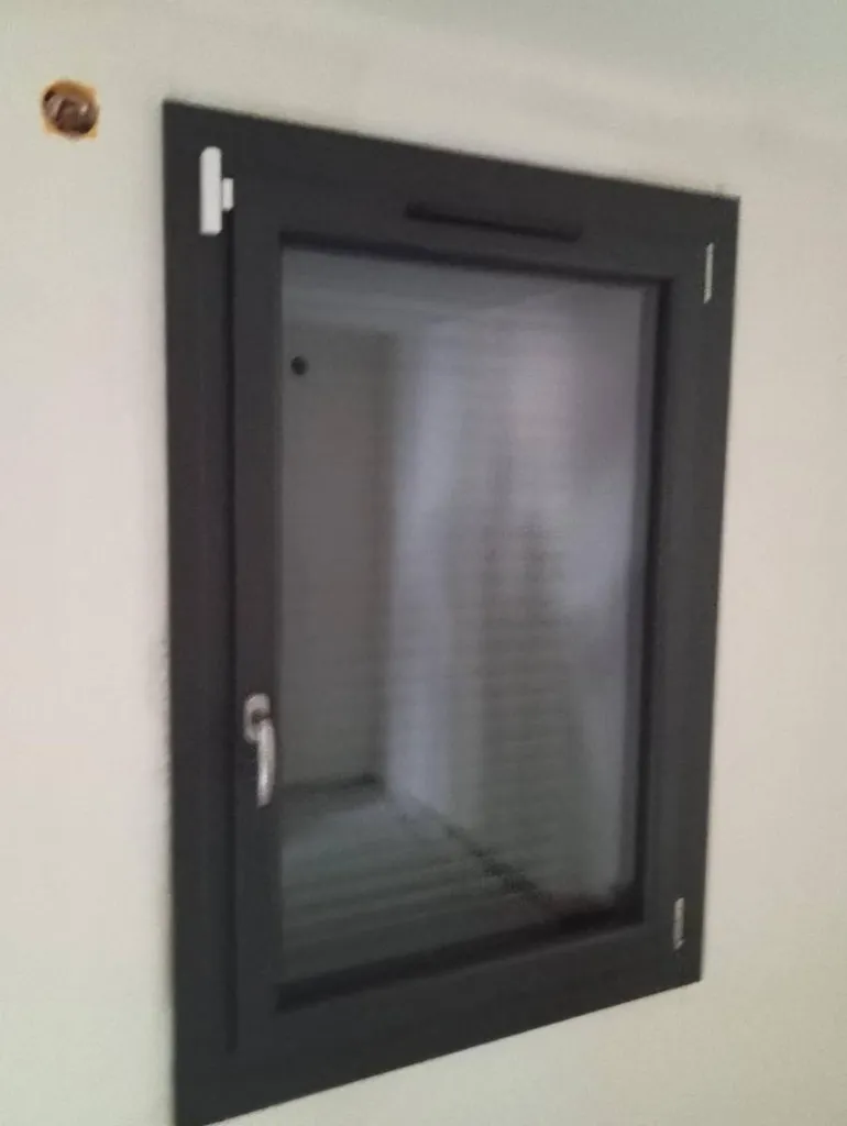 Installation de menuiseries en PVC Plaxé anthracite avecvitrage acoustique à Lyon Sud