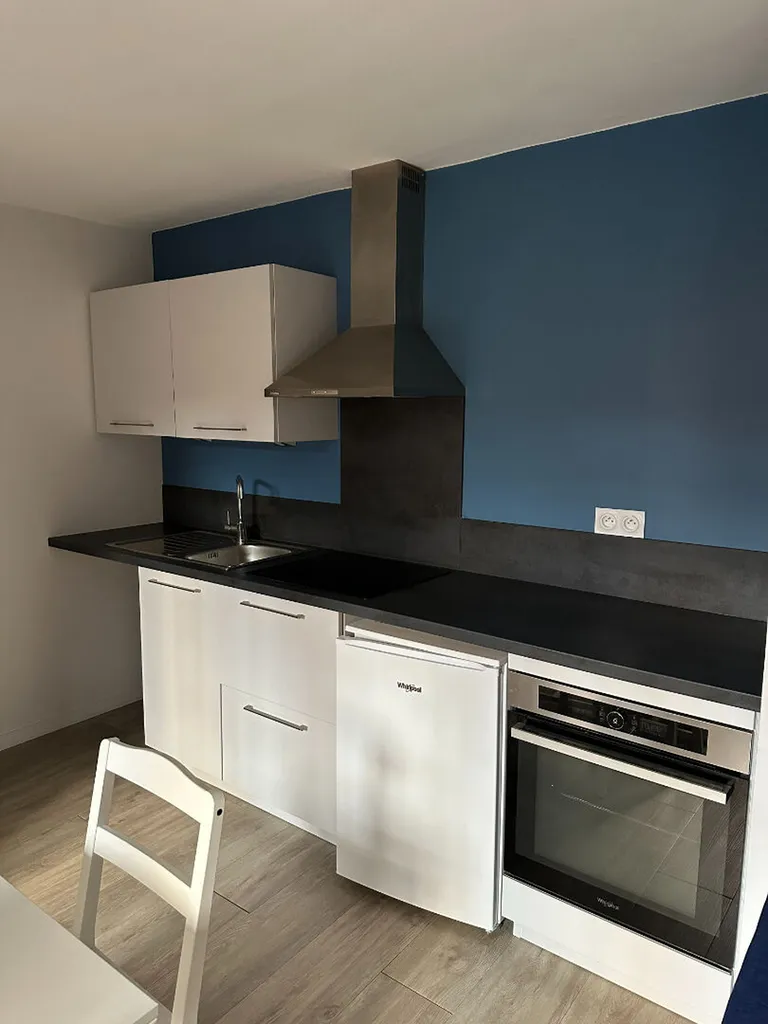 490€ charges comprises