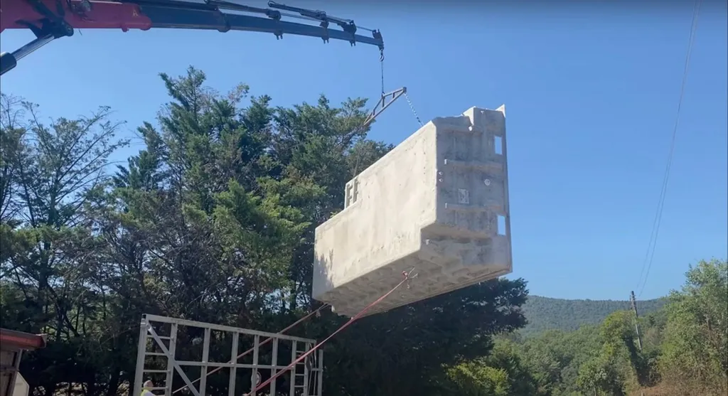 Livraison piscine coque polyester